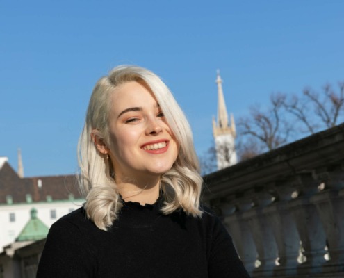 fotogragiert im burggarten mit weiß gefärbtem haar