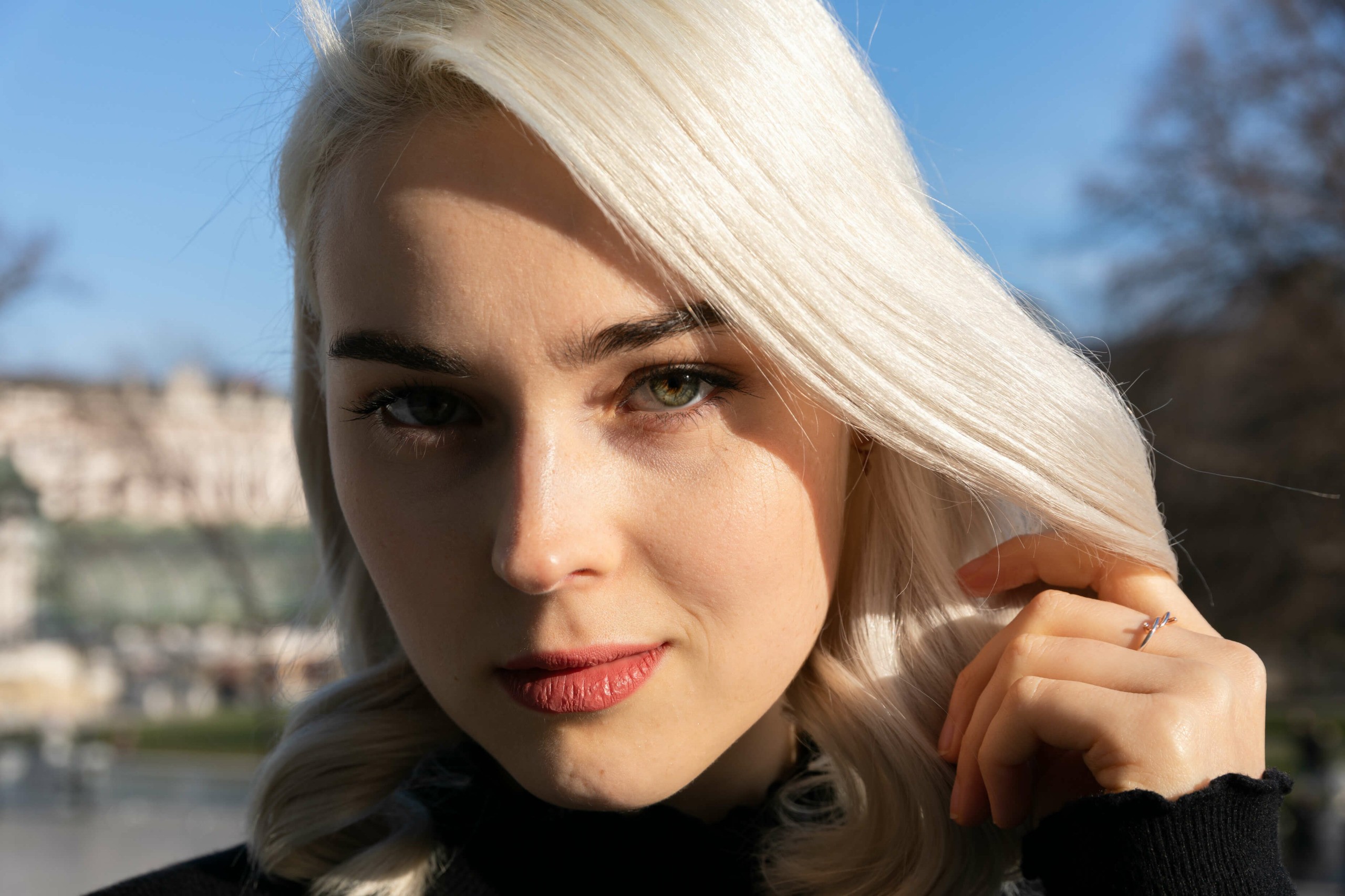 fotogragiert im burggarten mit weiß gefärbtem haar